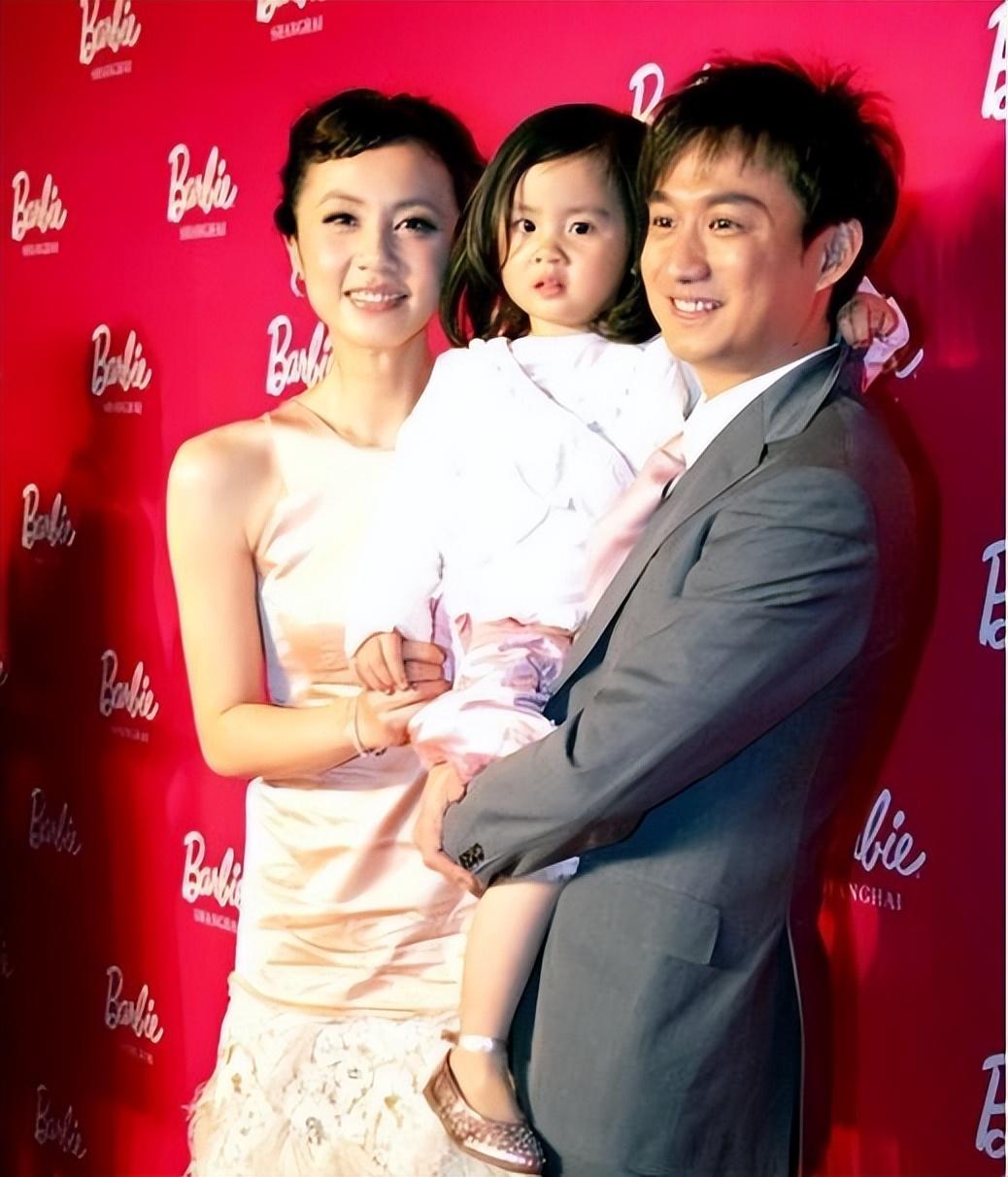 回顾演员孙莉嫁大6岁黄磊婚后连生三胎如今一家其乐融融