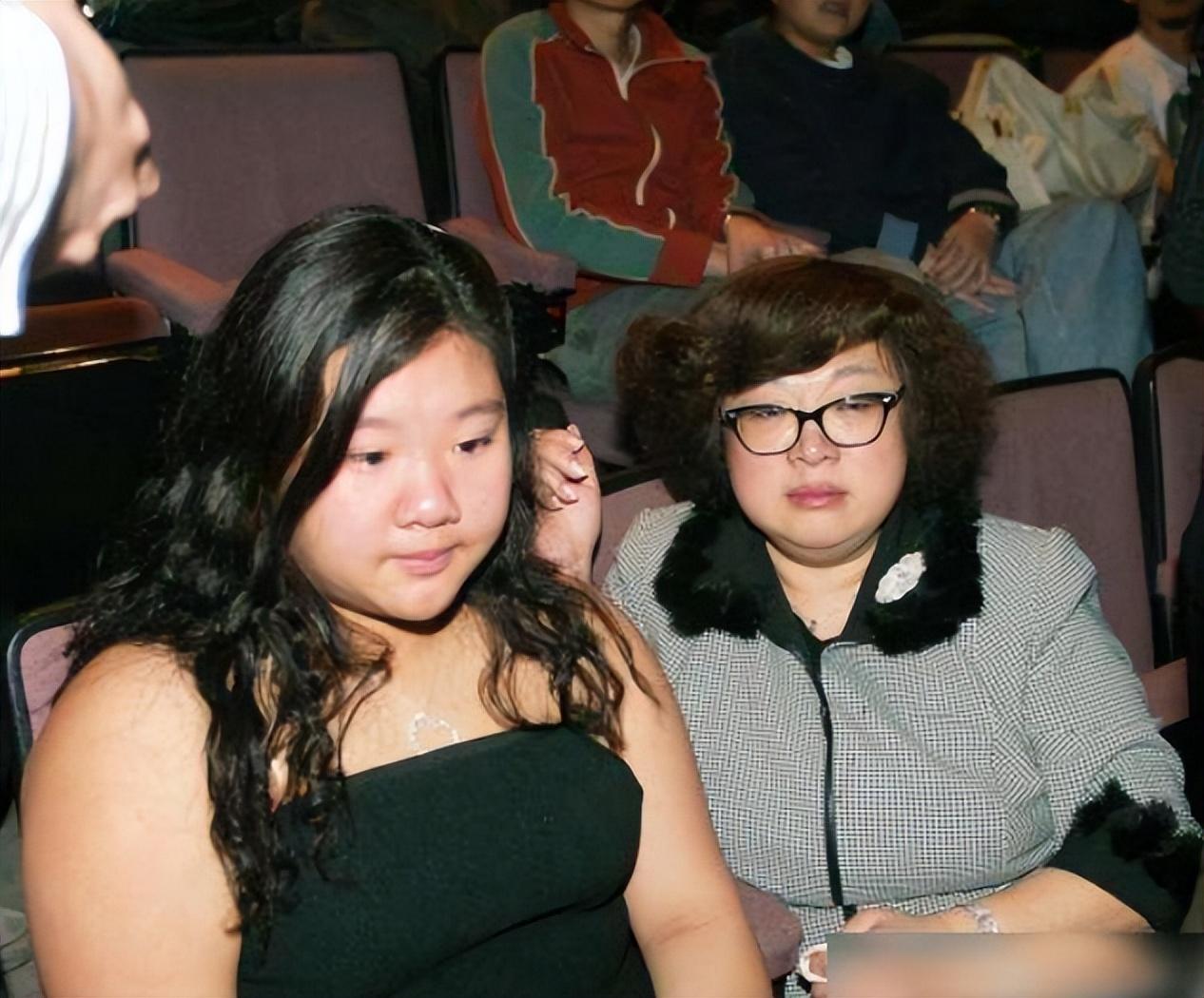 同样是郑少秋基因把沈殿霞和官晶华的女儿一对比差距就出来了