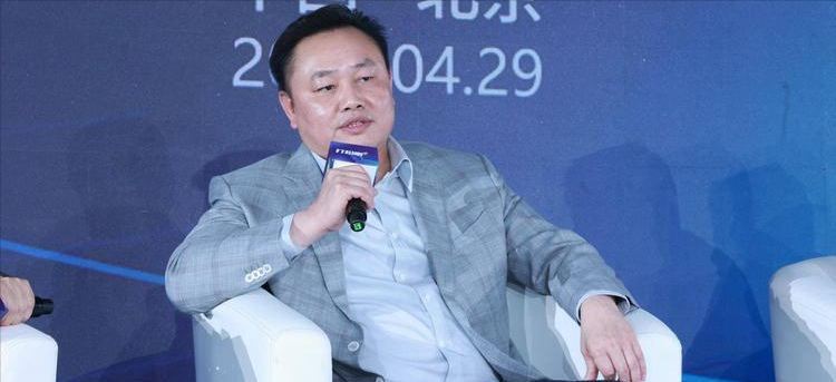 回顾中专生张志铭给首富开车因长相被首富妹妹看上赚65亿身家