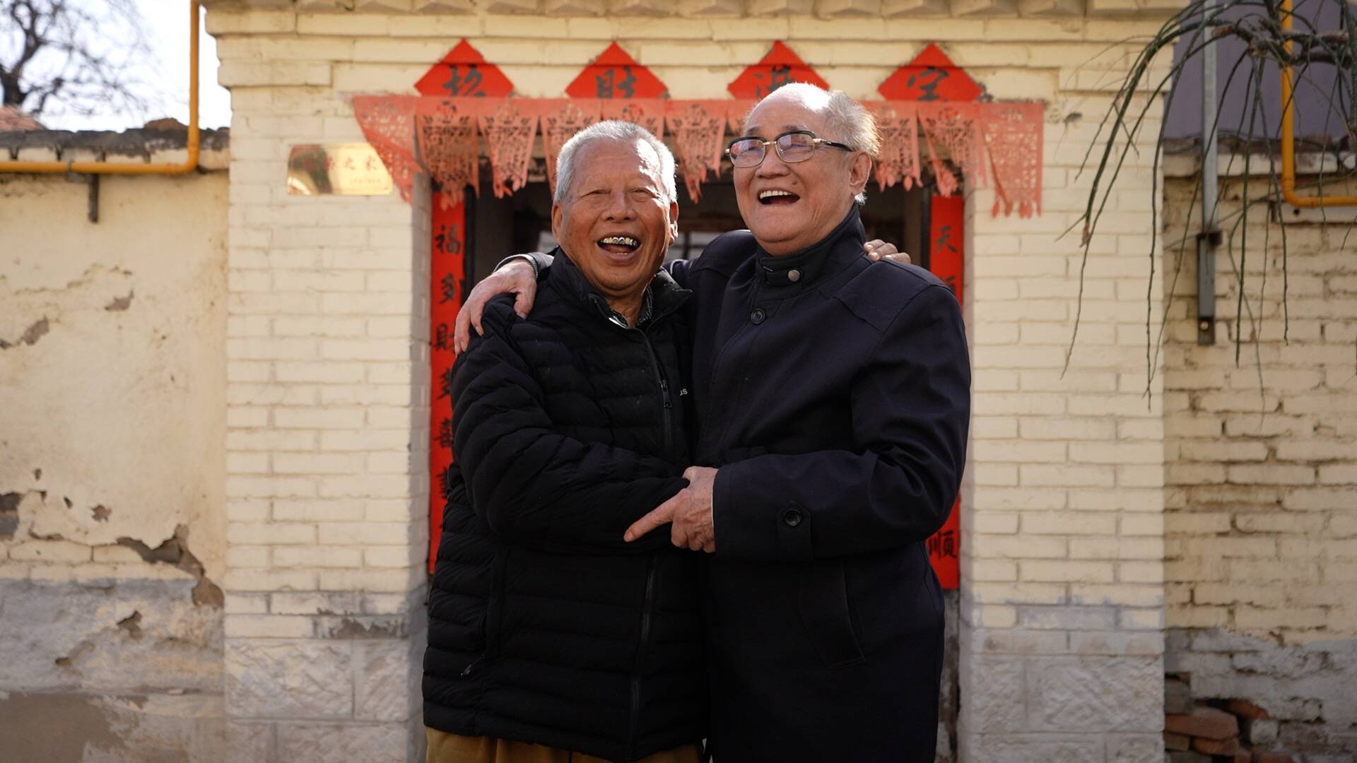 一块冰糖让两位老战友互相惦念七十多年!"这是真正的生死战友情"!