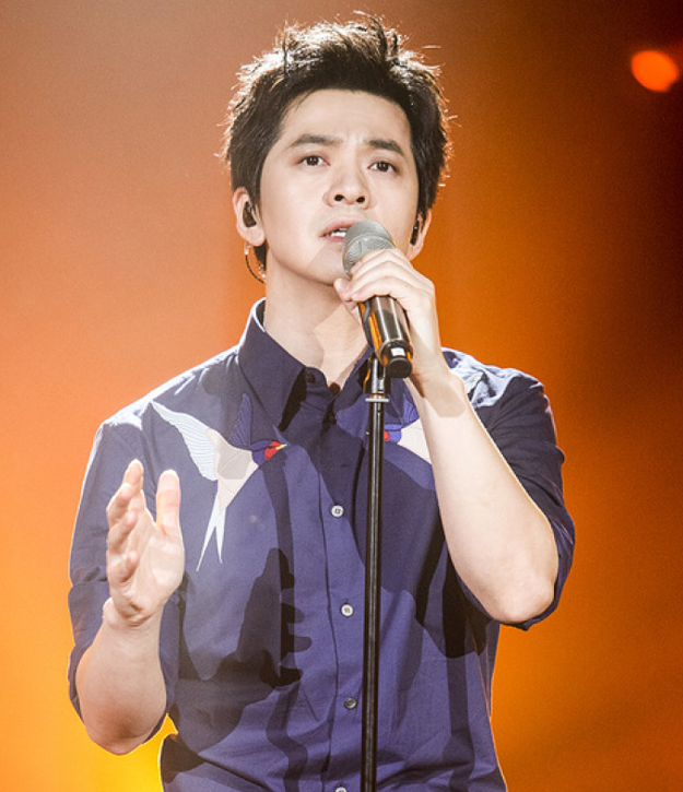 且圈子很广,朴树朋友不多,一直都是单打独斗,李健人格更加健全,才华