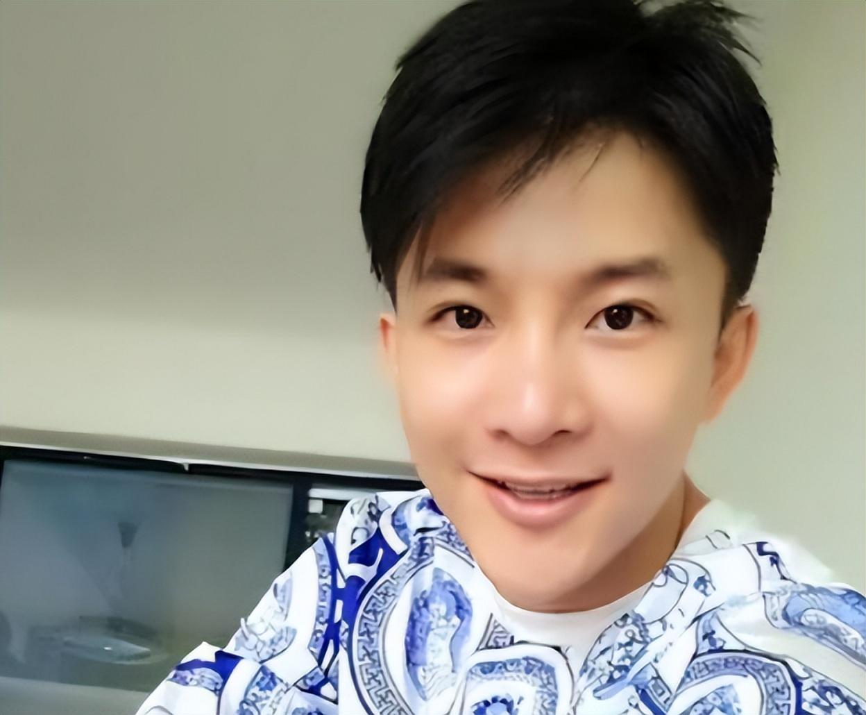 回顾边策央视帅哥主持32岁前途无量谁料和母亲通话后从8楼跳下