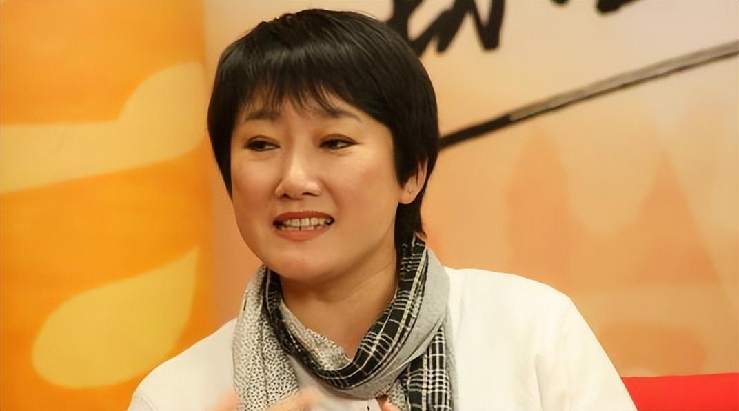 回顾王刚前妻成方圆两次婚姻失败一生无儿女62岁表示有遗憾