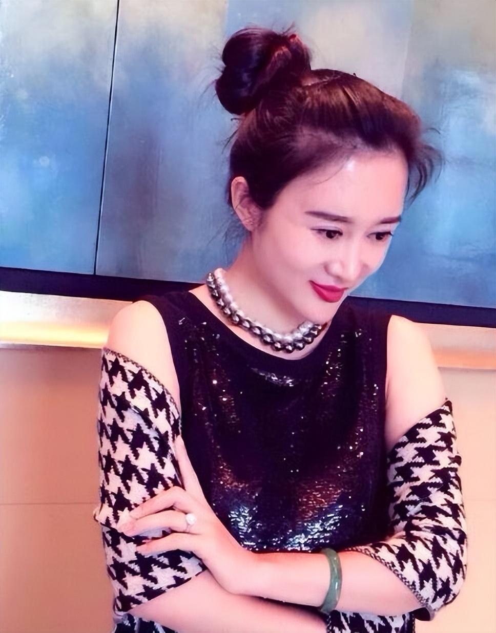 回顾张纪中尽管岳母比自己小了11岁给她尽孝也能坦然