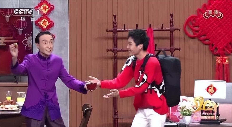 直到2021年巩汉林老师才重登春晚,与年轻一辈的喜剧演员们合作演出的