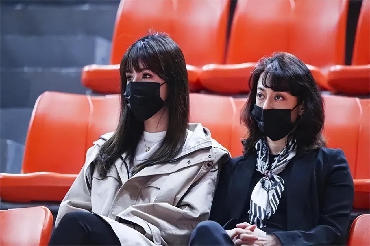 美到天际的小女儿