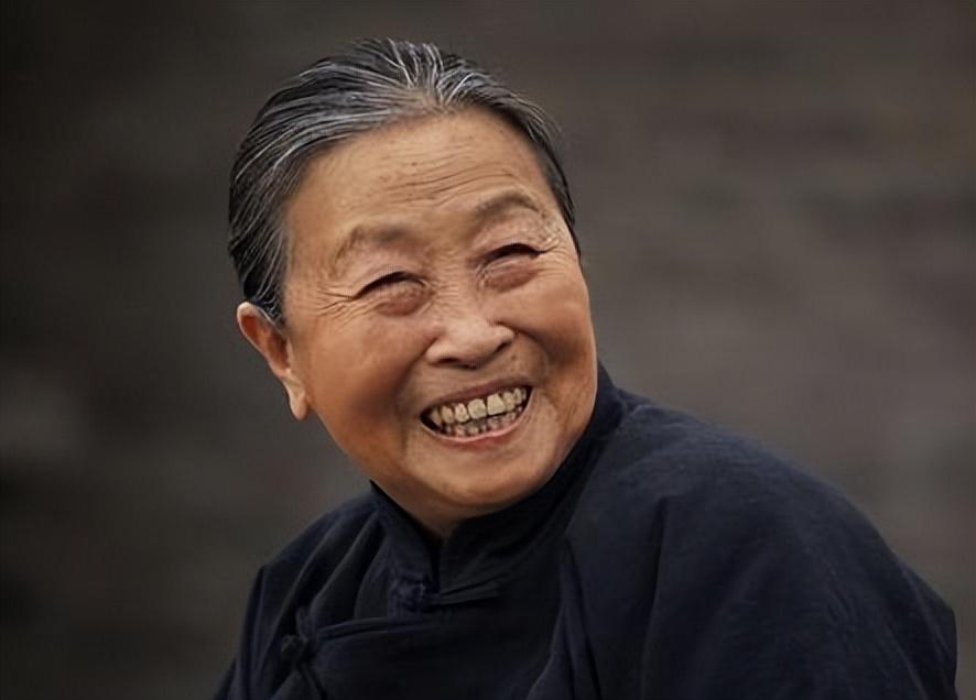 回顾丑娘张少华生前带病工作去世后丈夫的坚持让人泪目