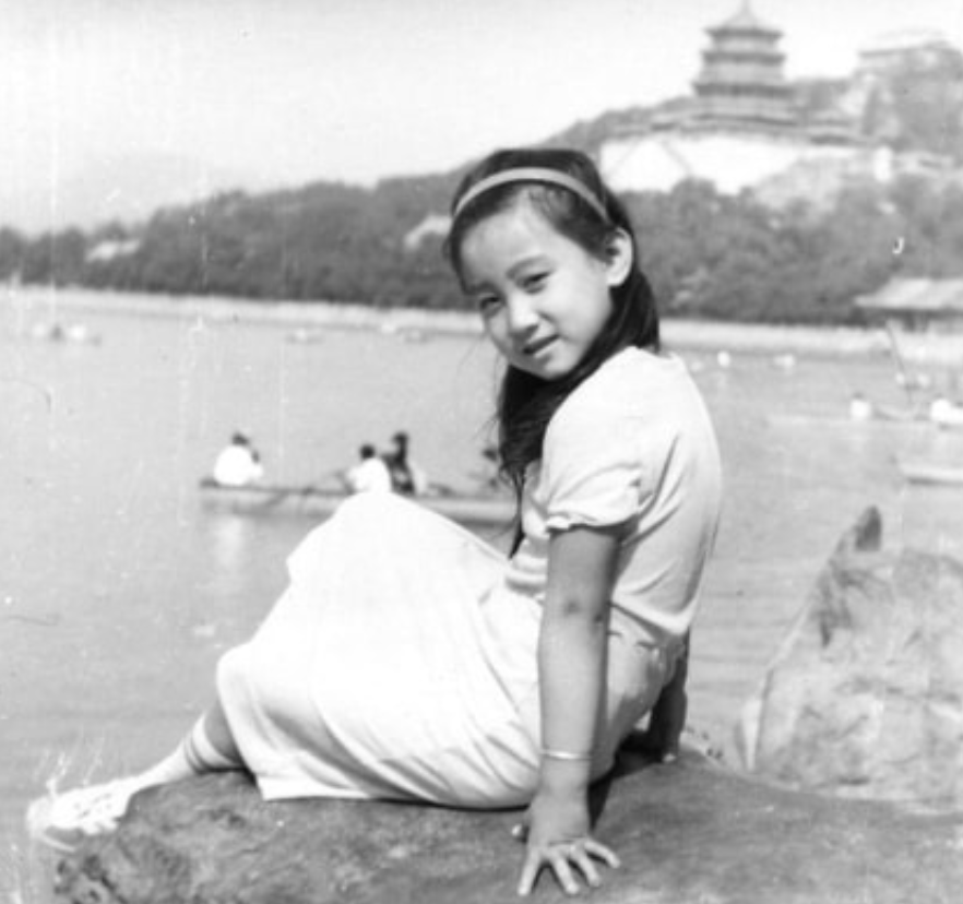 回顾谭晶感恩父母的付出成名后给爸妈补办婚礼37岁为爱生女