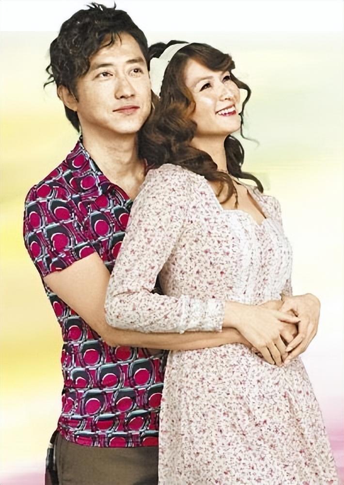 回顾伊能静与庾澄庆离婚后转身嫁小10岁秦昊48岁高龄产子幸福