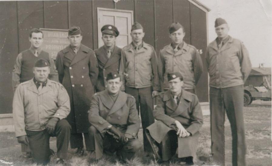 2004年,77岁美国老兵来到中国,向一92岁老人单膝下跪:天使姐姐