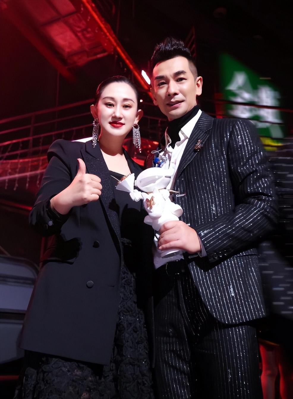 反观张丹露,在一见到赵文卓后,便夸张地捂着嘴大叫:哇塞!