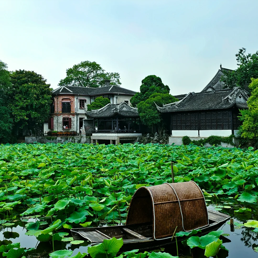 在这个快速发展的时代,许多古镇逐渐被商业化气息所淹没,然而南浔古镇