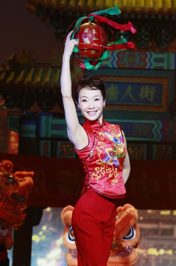 回顾歌唱家吕薇多次登上春晚舞台男友病逝让其心痛仍未婚