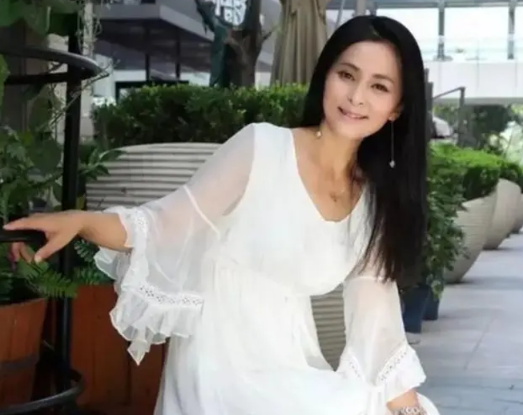 回顾黄志忠靠前妻走红婚后抛弃结婚13年的妻子如今52岁仍单身