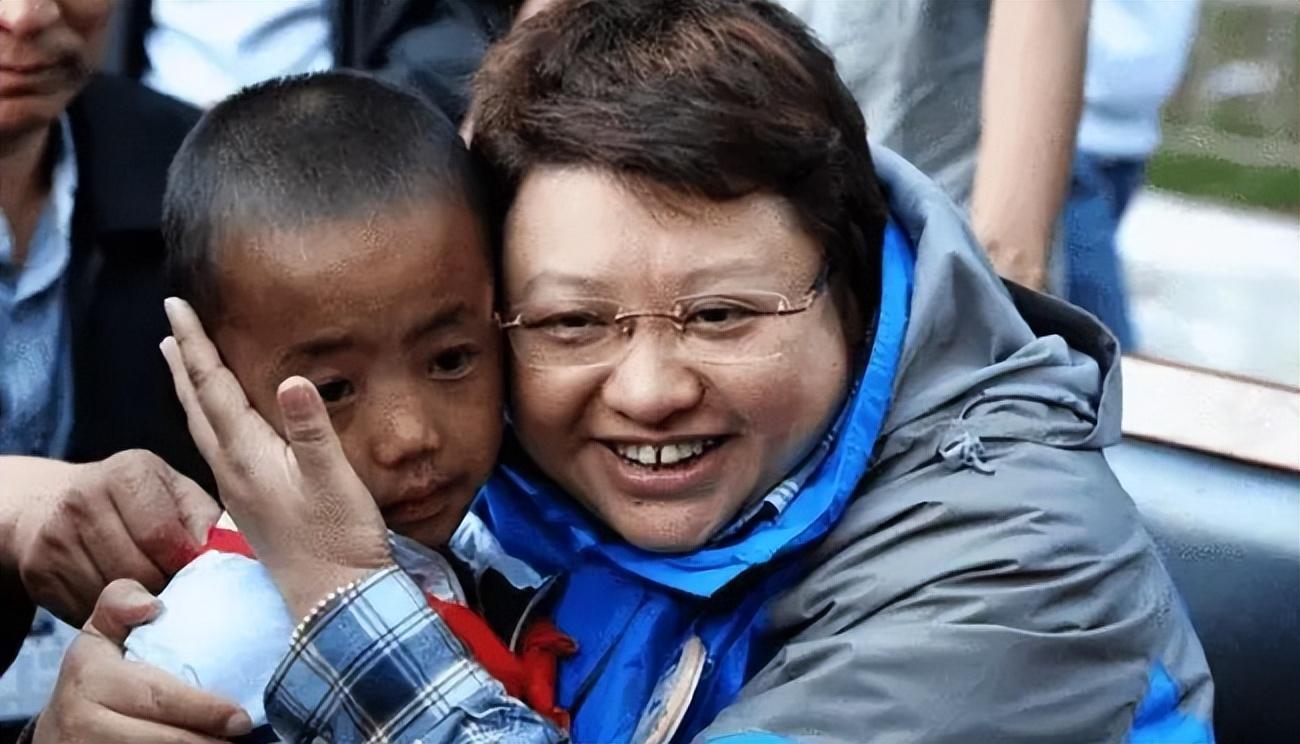 99年贵州景区缆车坠落幸存儿被韩红收养并改名为韩厚厚