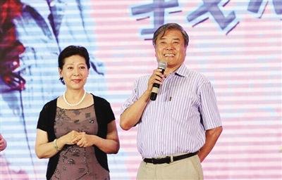 回顾关牧村被小6岁的前夫家暴45岁带着孩子改嫁高官孩子跟她姓
