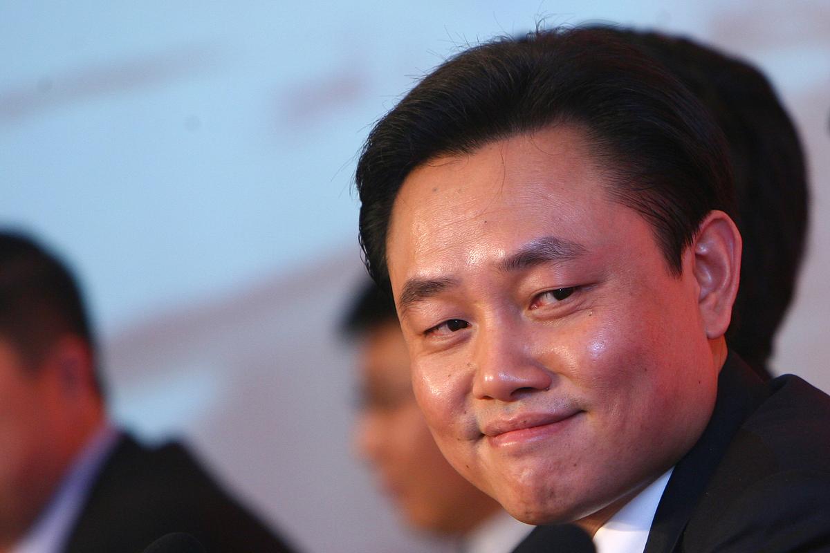 回顾中专生张志铭给首富开车因长相被首富妹妹看上赚65亿身家