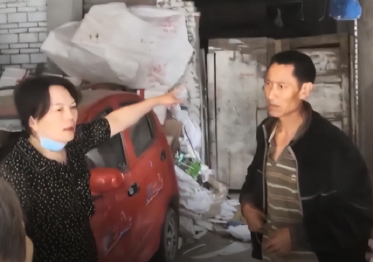 回顾老人下葬不到7天坟被挖骨灰暴晒子女怒开挖机推邻居房子