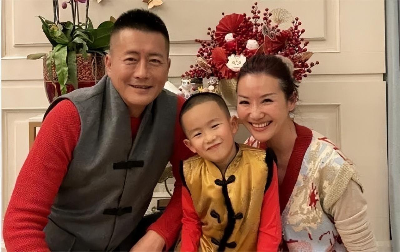 首先就是江珊,她在拍戏时结识的圈内的男明星靳东,靳东比她要小九岁