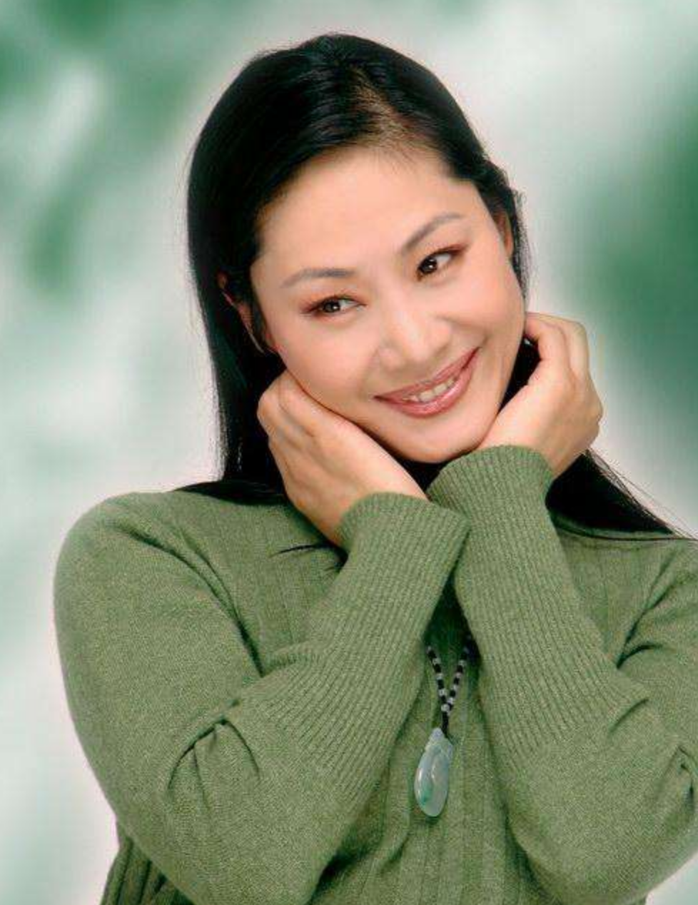 回顾歌唱家于文华:与前夫结婚4年离婚,二婚被丈夫疼爱!