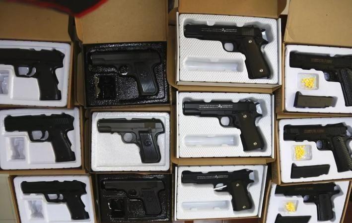 2014年四川小伙网购24支仿真枪一审被判无期7年后提前出狱