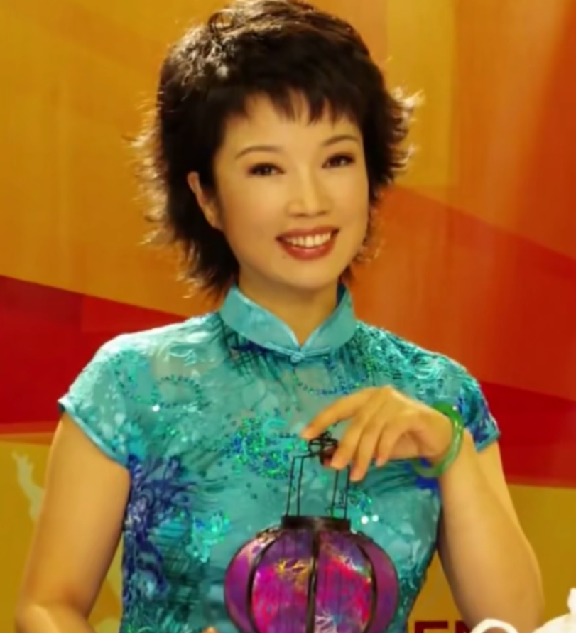 回顾主持人黄薇和蔡国庆青梅竹马照顾瘫痪父亲母亲让她落泪