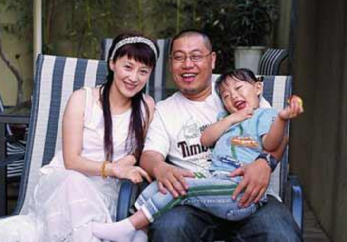 回顾徐露嫌丈夫太丑婚后宁愿不要孩子如今19岁女儿貌美如花