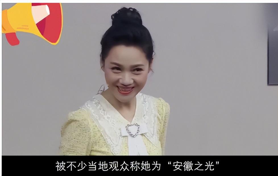 那时郭德纲还是一个默默无闻的小角色,而周群已经是一个家喻户晓的女