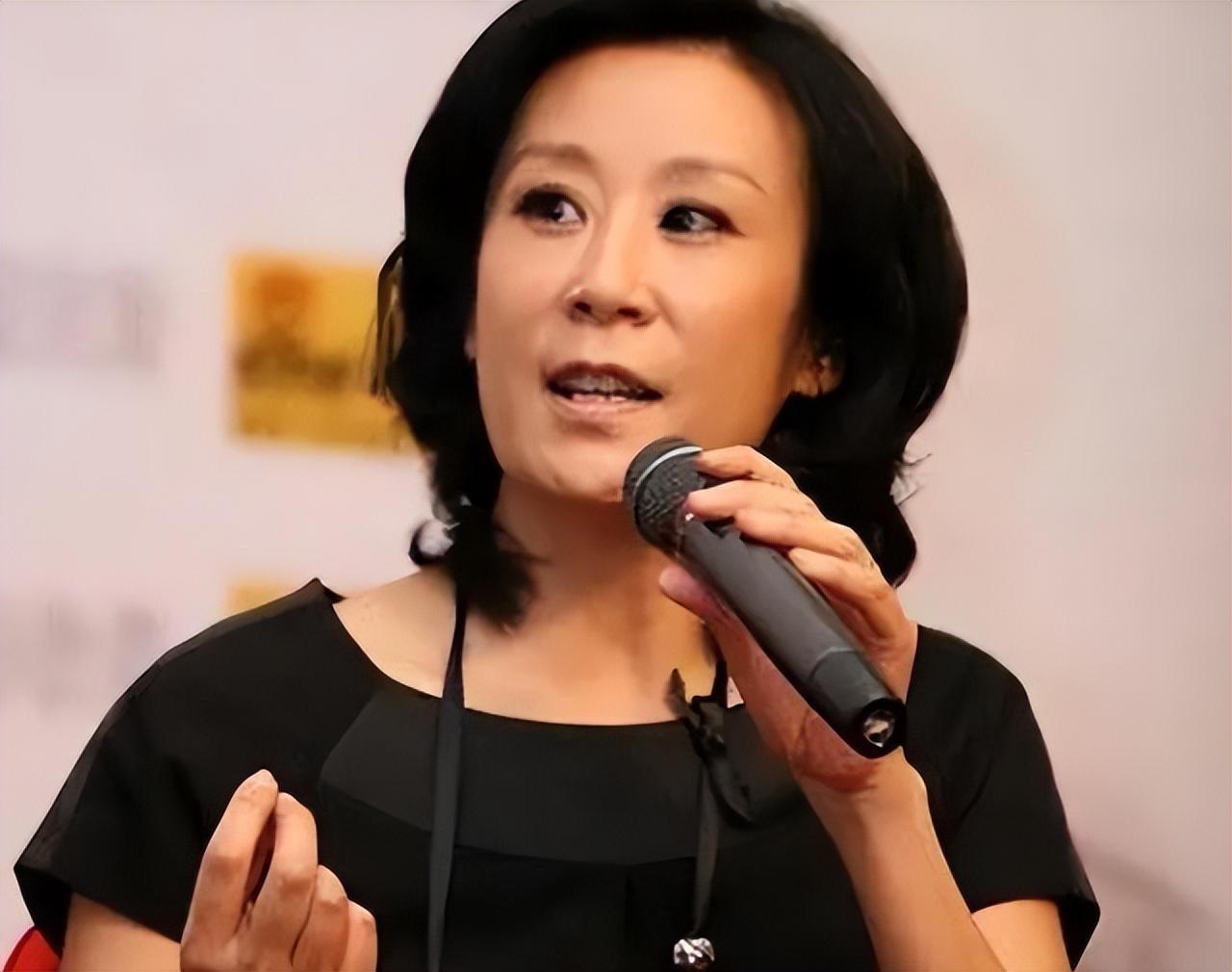 回顾苏小明离婚40年出国深造后嫁给法国富商前夫如今过得怎样