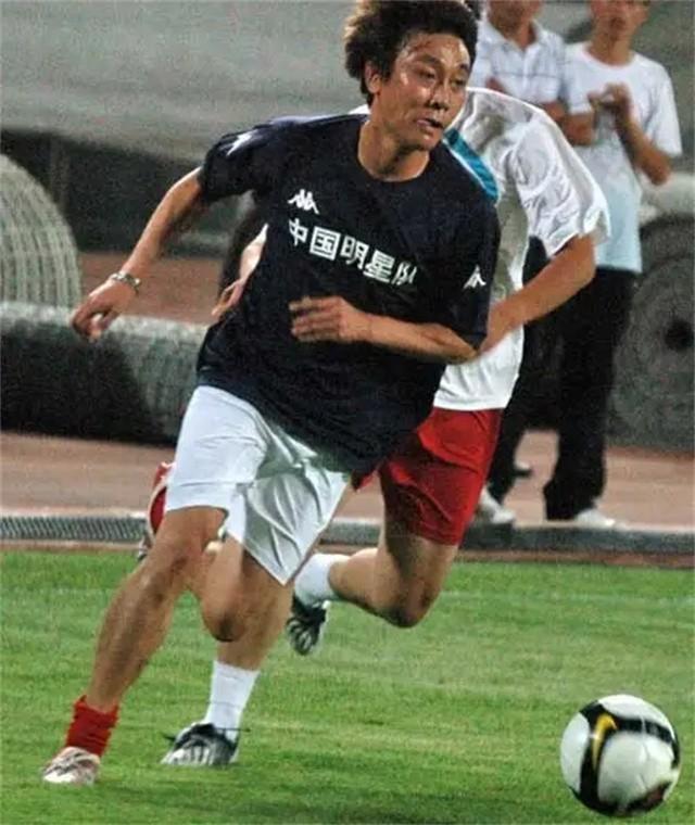 回顾前国脚高峰与那英恋爱却出轨曾2次入狱今成俱乐部老板