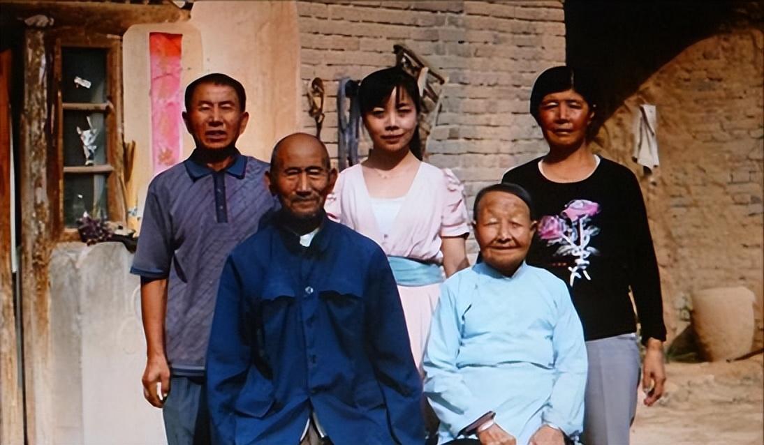 王二妮22岁成名放弃百万年薪嫁农村小伙如今带妹妹做公益