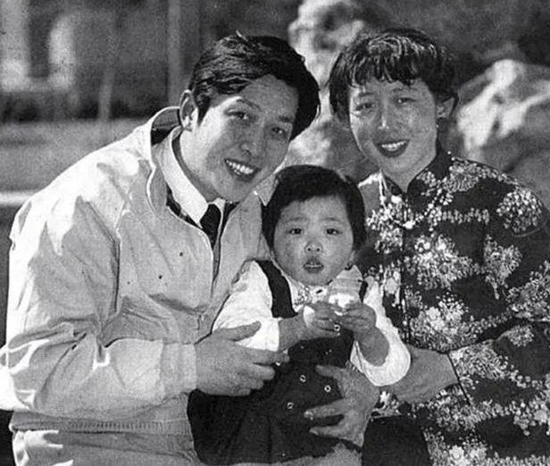 回顾唐国强女儿唐莉母亲悲惨离世后选择原谅父亲不喊壮丽母亲