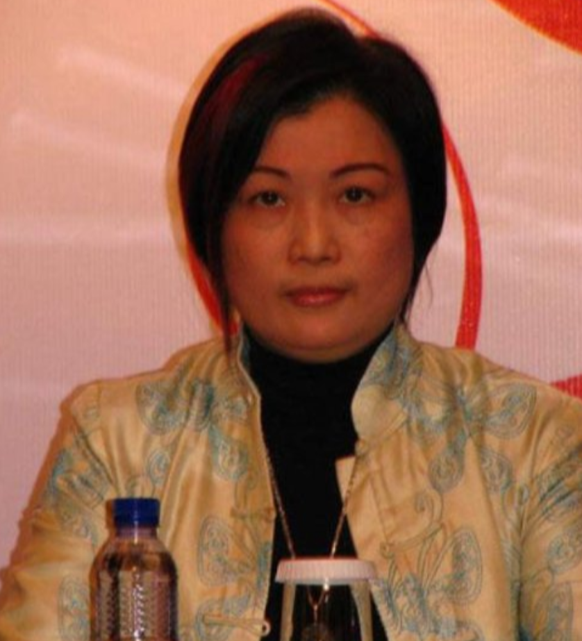 大学凭着优异的成绩考进中国戏曲学院,虽然专业成绩很好,但因为平凡的