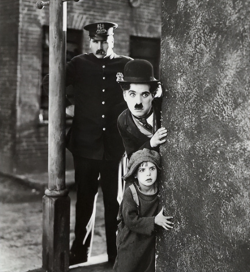 1954年周总理宴请卓别林夫妇,看到烤鸭后,卓别林却并未立刻下筷