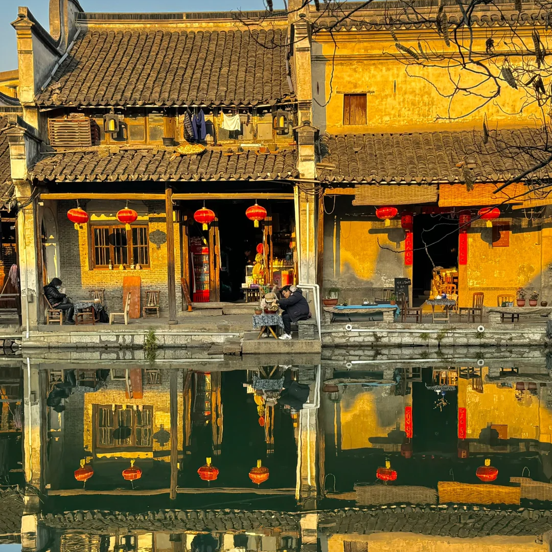 在这个快速发展的时代,许多古镇逐渐被商业化气息所淹没,然而南浔古镇