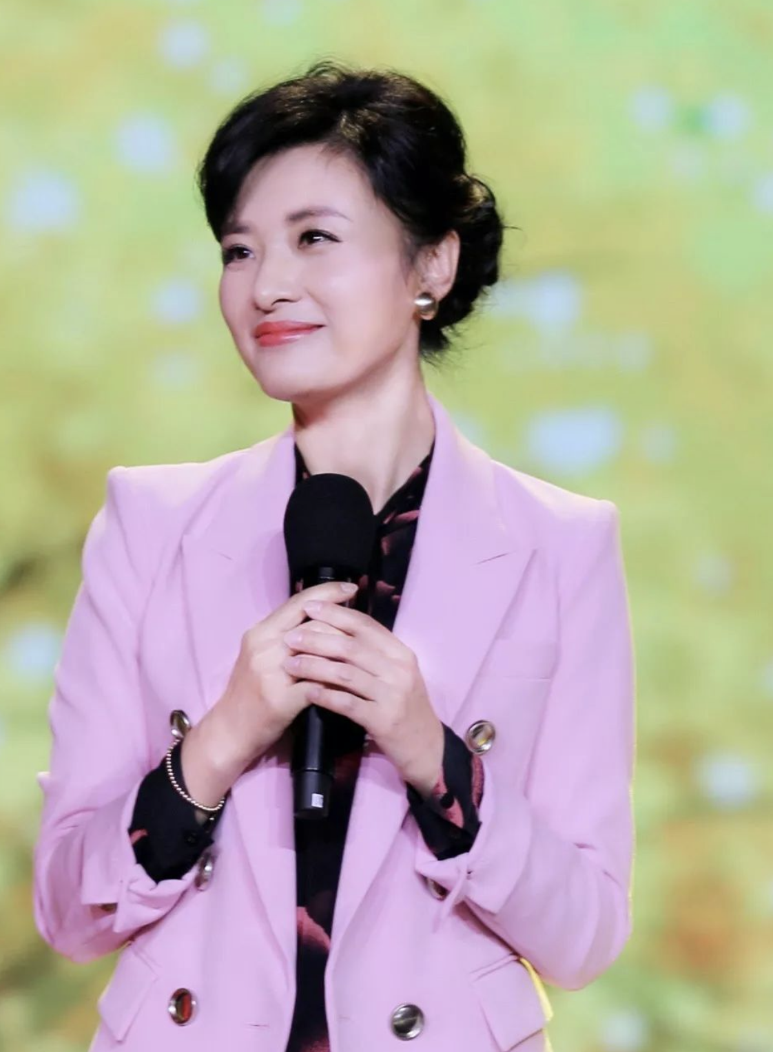 回顾周涛连续16年主持春晚48岁离开央视再婚后重获幸福