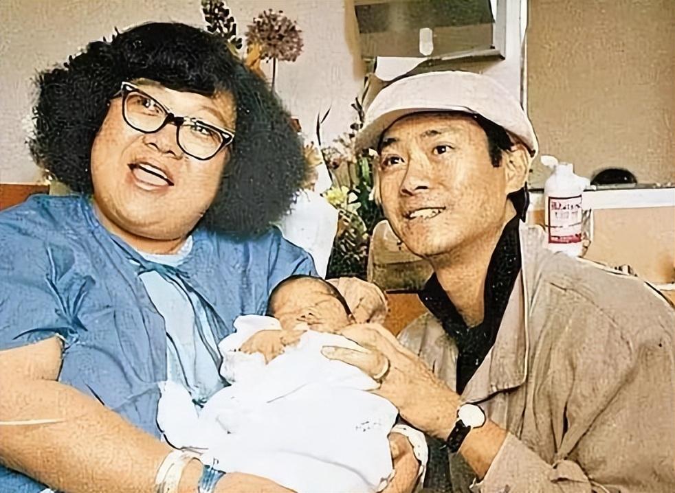 同样是郑少秋基因把沈殿霞和官晶华的女儿一对比差距就出来了