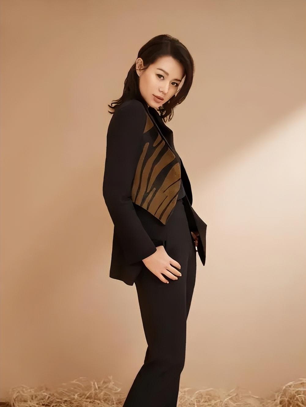 回顾演员胡杏儿嫁大3岁富豪婚后连生三胎如今一家其乐融融