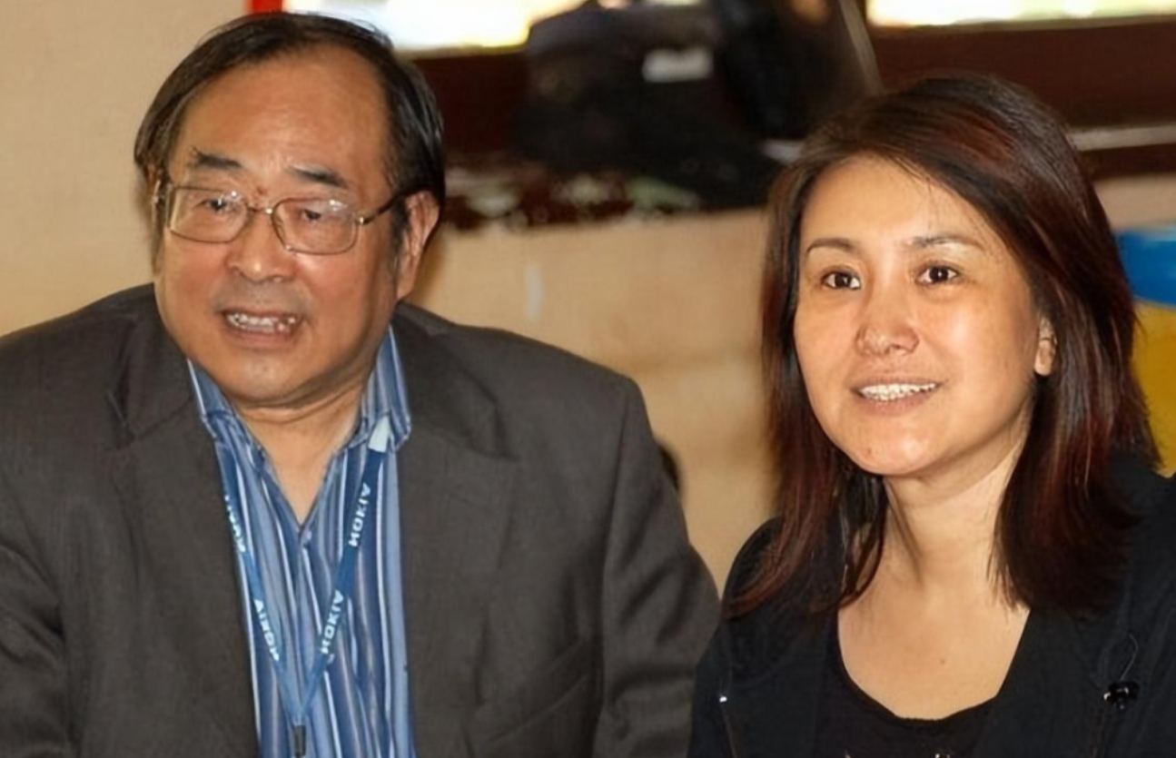 回顾演员王茜为大23岁亡夫守寡9年54岁独自养娃至今仍单身