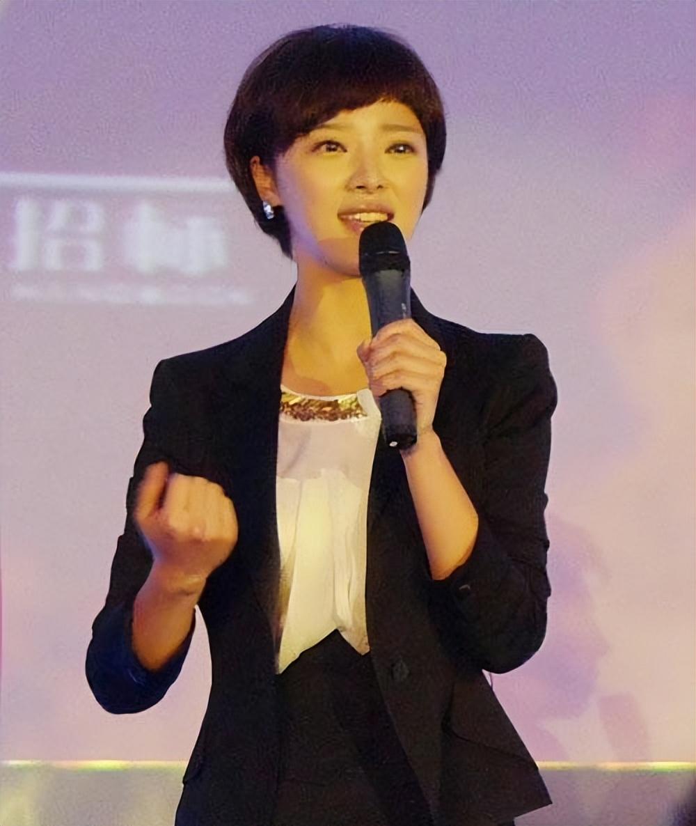 回顾主播胡蝶嫁大12岁导演丈夫婚后生一男一女如今幸福美满