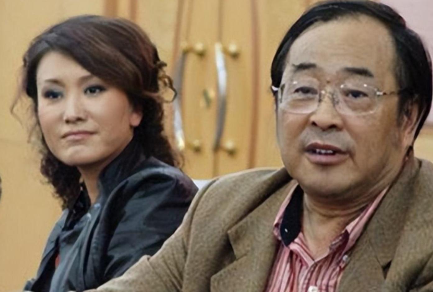 回顾演员王茜为大23岁亡夫守寡9年54岁独自养娃至今仍单身