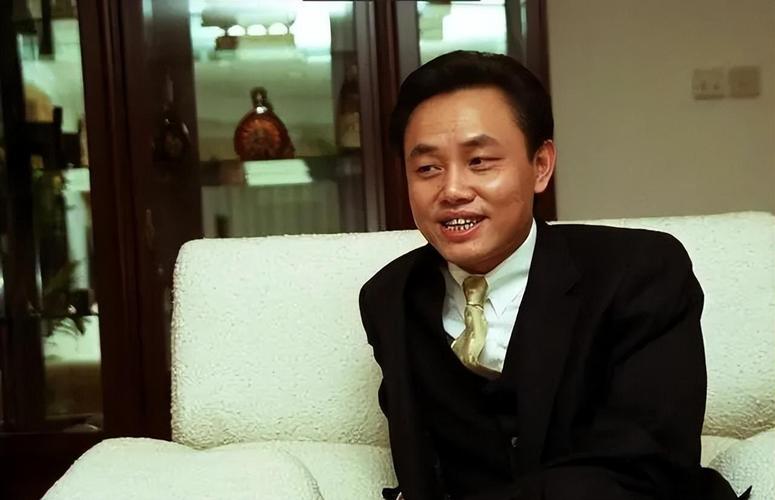 回顾中专生张志铭给首富开车因长相被首富妹妹看上赚65亿身家