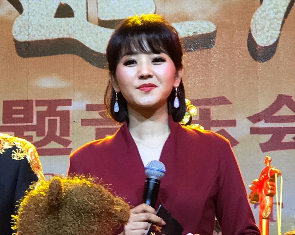 一听是穿军装,方琼儿时的梦想,再一次泛起了微光.