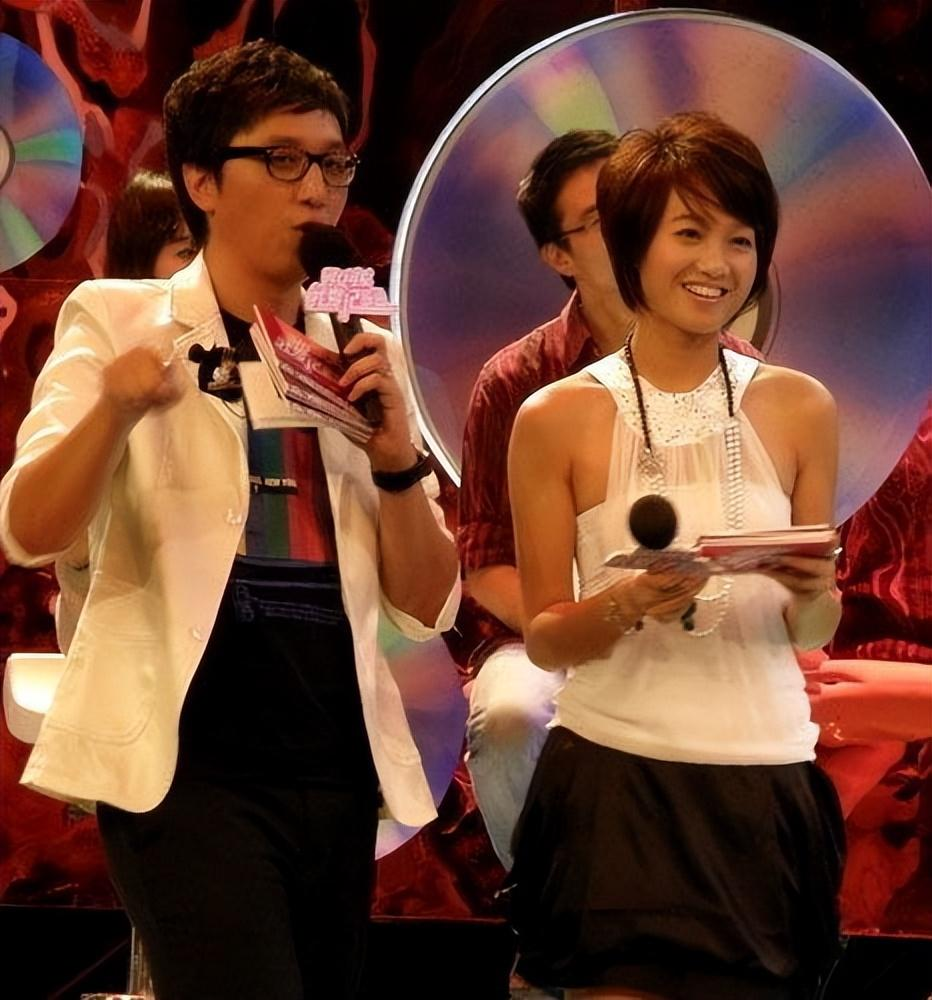 回顾主持人朱丹离婚后再嫁周一围4年生2胎生活中有苦也有甜