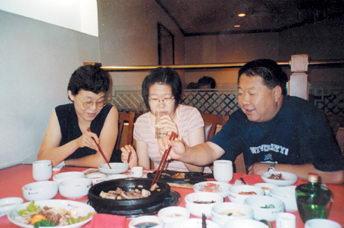 回顾牛振华从食堂大师傅到国际影帝冯巩的搭档48岁酒驾去世