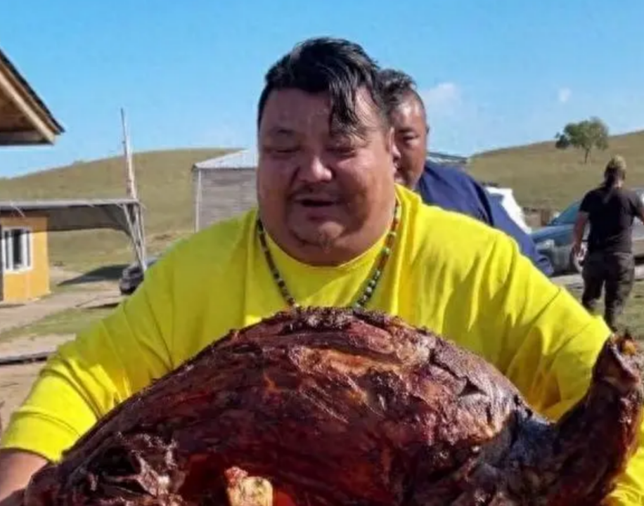 网红"泡泡龙",本名于海龙,是个三百多斤的吃播.