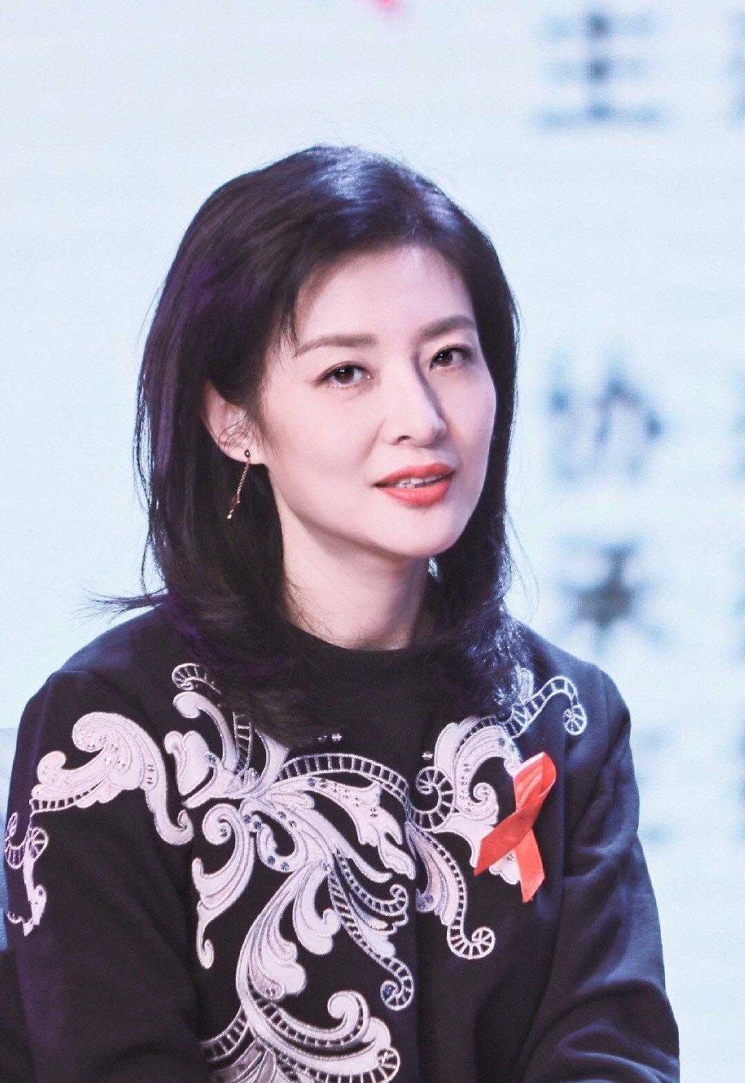 回顾央视周涛:二婚嫁大8岁富豪,婚后生一女,今女儿比她还漂亮