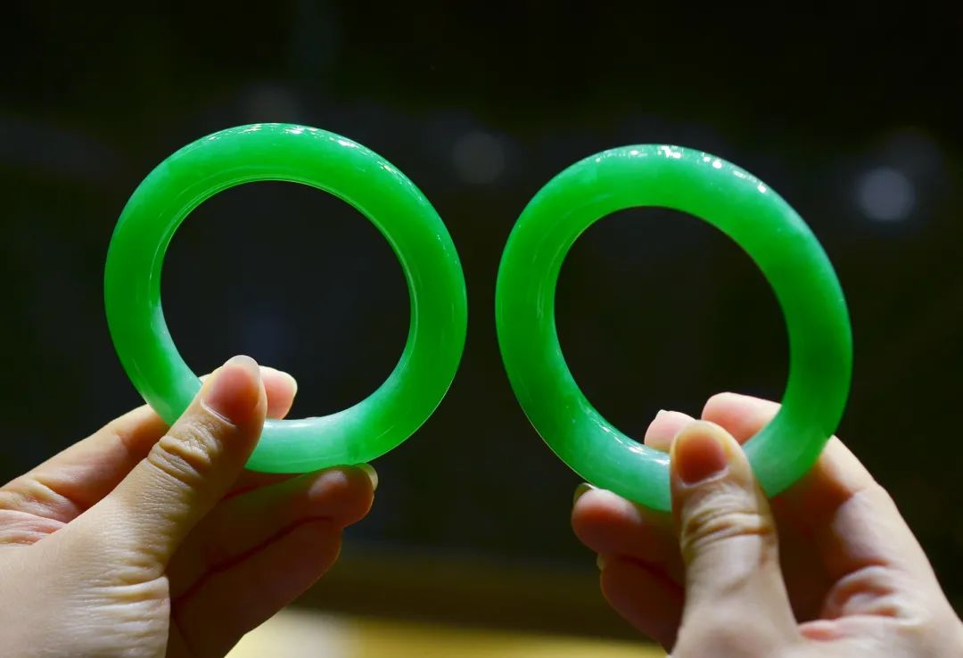 翡翠高货展一对8位数满绿手镯让人挪不开眼