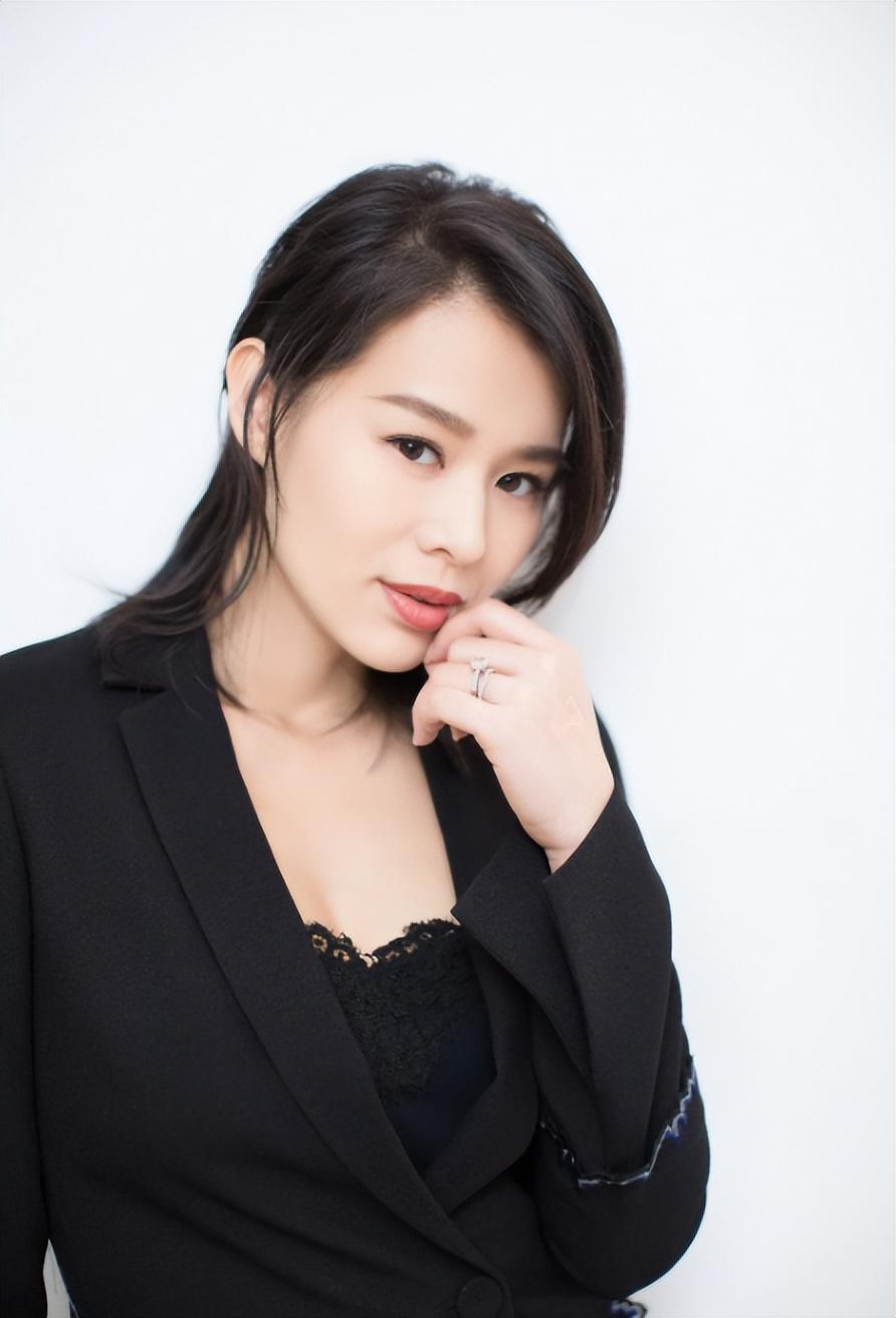 回顾演员胡杏儿嫁大3岁富豪婚后连生三胎如今一家其乐融融