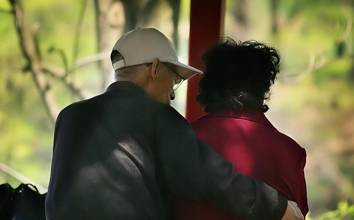 回顾:人老了,欲望就低了吗?老年"地下交易"正在悄悄进行